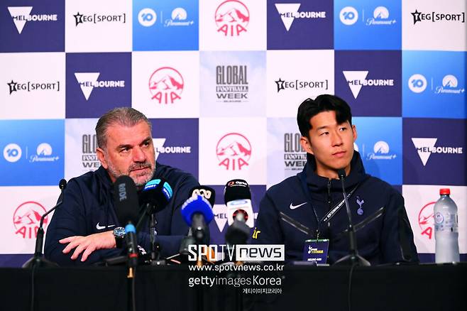 ▲ 손흥민(오른쪽)은 그간 안지 포스테코글루를 향한 깊은 애정을 여러 차례 드러낸 바 있다. 호주 국적 지도자 경질이 발표된 지난달 7일 자신의 누리소통망(SNS)에 "포스테코글루 감독은 북런던을 떠나도 영원한 토트넘의 전설로 기억될 것이다. 스퍼스에서 아무도 해내지 못한 일(우승)을 이뤄낸 지도자이기 때문"이라며 "그는 재임 내내 변함없는 신뢰를 내게 보내줬고 이를 통해 난 더 나은 사람으로 성장할 수 있었다"며 두 시즌간 합을 맞춘 전임 사령탑을 향한 진심어린 헌사를 적어 올렸다.