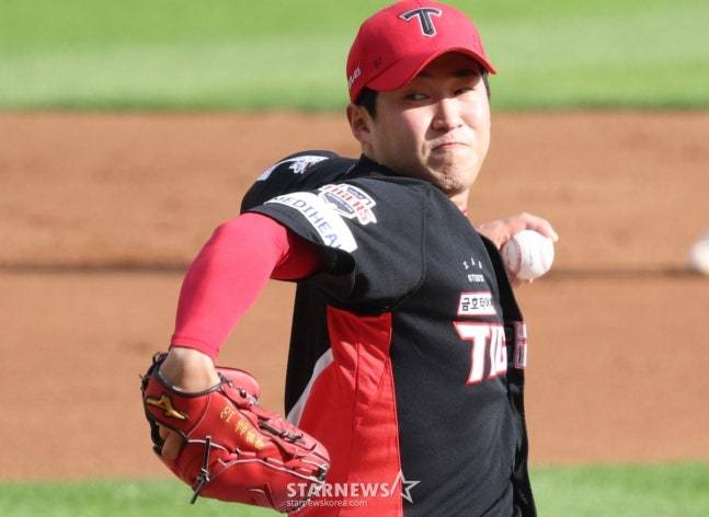 29일 LG전에서 역투하고 있는 윤영철. /사진=김진경 대기자