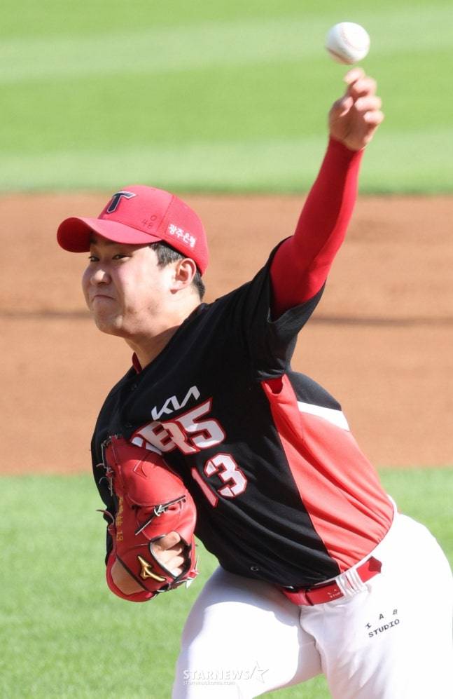 윤영철이 역투하고 있는 모습. /사진=김진경 대기자