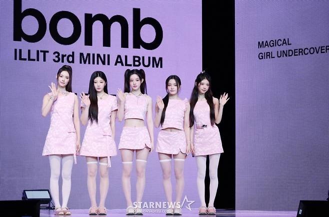 그룹 아일릿이  미니 3집 앨범 'bomb' 발매 기념 쇼케이스에서 포즈를 취하고 있다. /2025.06.16 /사진=김휘선 hwijpg@