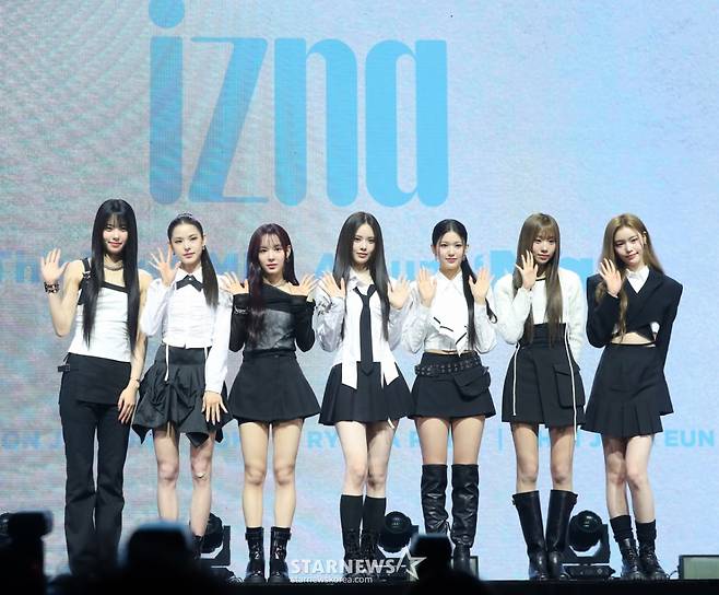 걸그룹 이즈나(izna)가 첫 번째 미니앨범 'N/a' 쇼케이스에 참석해 포즈를 취하고 있다.  이즈나는 엠넷 걸그룹 데뷔 서바이벌 '아이랜드2'에서 전 세계 217개 국가 및 지역 글로벌 K-POP 팬들의 선택을 받아 탄생한 걸그룹이다. 2024.11.25 /사진=김창현 chmt@