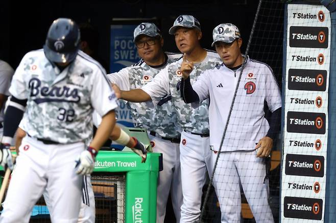 조성환(오른쪽) 두산 베어스 감독대행. /사진=두산 베어스 제공