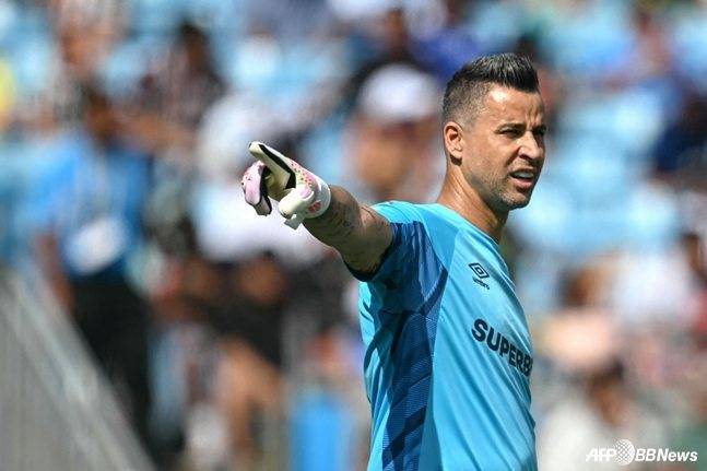 파비우(45·플루미넨시)가 1일(한국시간) 미국 캘리포니아주 샬럿의 뱅크 오브 아메리카 스타디움에서 열린 2025 국제축구연맹(FIFA) 클럽월드컵 16강에서 손으로 수비 지시하고 있다. /AFPBBNews=뉴스1