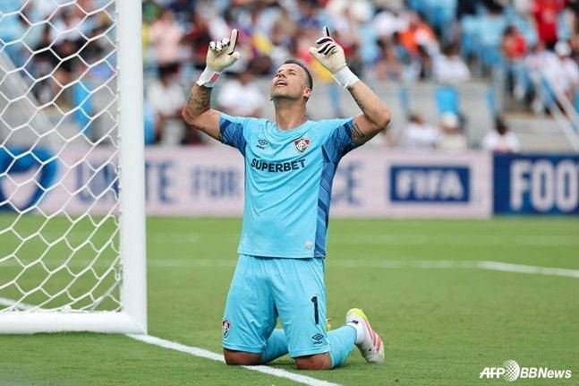 파비우가 1일(한국시간) 미국 캘리포니아주 샬럿의 뱅크 오브 아메리카 스타디움에서 열린 2025 국제축구연맹(FIFA) 클럽월드컵 16강 인터밀란전 승리가 확정된 후 무릎을 꿇고 기뻐하고 있다. /AFPBBNews=뉴스1/AFPBBNews=뉴스1