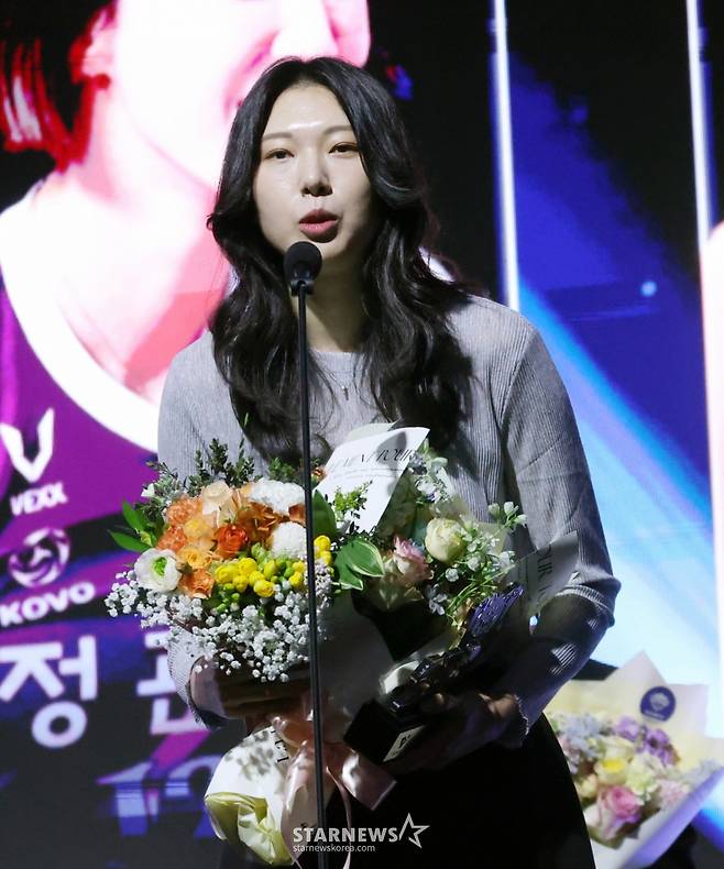 양효진(현대건설)이 지난 4월 2024~2025 V리그 시상식에서 20주년 여자 베스트7을 수상한 후 소감을 밝히고 있다. /사진=김진경 대기자