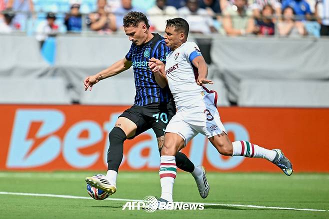 플루미넨시 1984년생 센터백 티아고 실바(오른쪽)가 1일(한국시간) 미국 샬럿의 뱅크 오브 아메리카 스타디움에서 열린 2025 국제축구연맹(FIFA) 클럽 월드컵 16강 인터밀란전에서 세바스티아노 에스포시토와 치열한 경합을 펼치고 있다. 이날 티아고 실바는 세 차례 지상볼 경합에서 승률 100%를 기록했다. /AFPBBNews=뉴스1