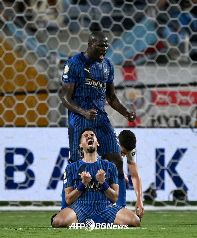 알힐랄 알리 라자미(아래)와 칼리두 쿨리발리(위)가 맨체스터 시티전 승리로 2025 국제축구연맹(FIFA) 클럽 월드컵 8강 진출이 확정되자 포효하고 있다. /AFPBBNews=뉴스1