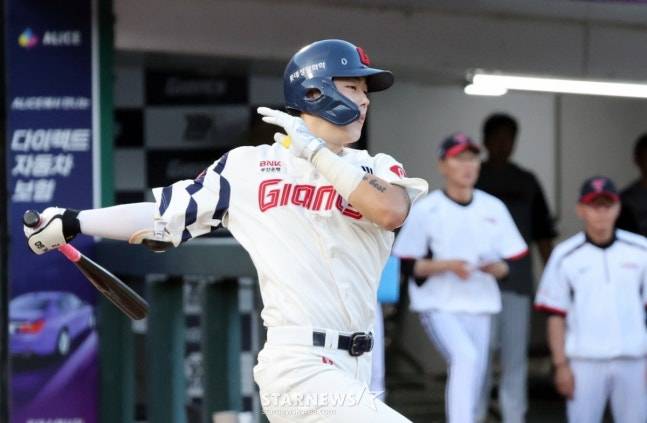 롯데 고승민이 1일 사직 LG전에서 3회 1타점 적시타를 터트리고 있다. /사진=강영조 선임기자