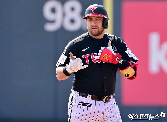 LG 트윈스 외국인 타자 오스틴 딘이 1일 부산 사직야구장에서 열린 2025 신한 SOL Bank KBO리그 롯데 자이언츠와의 팀 간 6차전에서 시즌 20호 홈런을 기록, KBO 역대 49번째 3년 연속 20홈런의 주인공이 됐다. 사진 엑스포츠뉴스 DB