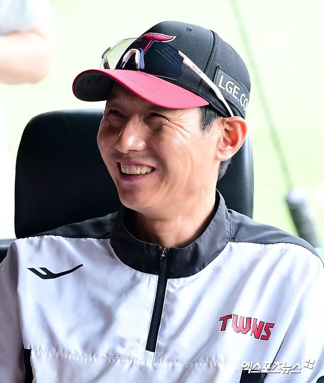 염경엽 감독이 이끄는 LG 트윈스가 1일 부산 사직야구장에서 열린 2025 신한 SOL Bank KBO리그 롯데 자이언츠와의 팀 간 6차전에서 3-2로 승리, 2연패를 끊어냈다. 사진 엑스포츠뉴스 DB