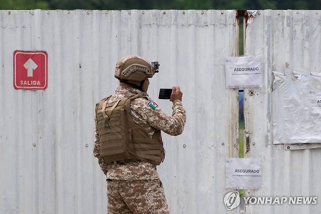 불법 석유 정제소 확인하는 멕시코 요원 [로이터 연합뉴스 자료사진. 재판매 및 DB 금지]