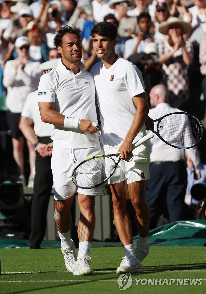 경기를 마친 후 포니니(왼쪽)와 포옹하는 알카라스.  [UPI=연합뉴스]