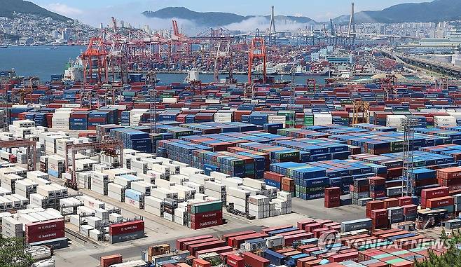 수출입 화물이 쌓여 있는 신선대부두, 감만부두 [연합뉴스 자료사진]