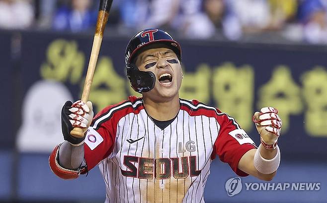 박해민, 진짜 아쉬워 (서울=연합뉴스) 황광모 기자 = 1일 서울 송파구 잠실야구장에서 열린 프로야구 2025 신한 SOL 뱅크 KBO리그 삼성라이온즈와 LG 트윈스의 경기.
    LG의 박해민이 7회말 2사 주자 2, 3루에서 플라이 아웃된 뒤 아쉬워하고 있다. 2025.6.1 hkmpooh@yna.co.kr