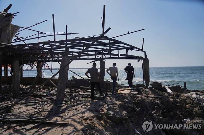 이스라엘군의 공습을 받은 가자시티의 카페 [AP 연합뉴스 자료사진]