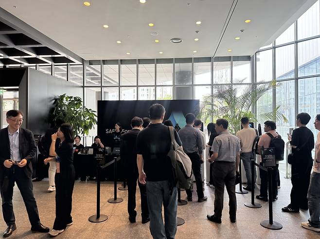 삼성 금융캠퍼스에서 열린 '세이프(SAFE) 포럼 2025' (서울=연합뉴스) 강태우 기자 = 삼성 금융캠퍼스에서 열린 '세이프(SAFE) 포럼 2025'에서 삼성 파운드리 고객·협력사 관계자들이 참석 등록을 하고 있다. 2025.7.1 burning@yna.co.kr