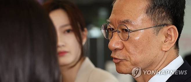 질문에 답하는 정성호 법무부 장관 후보자 (서울=연합뉴스) 김인철 기자 = 정성호 법무부 장관 후보자가 1일 서울 종로구 적선동에 마련된 인사청문회 준비 사무실로 출근하며 취재진 질문에 답하고 있다. 2025.7.1 yatoya@yna.co.kr