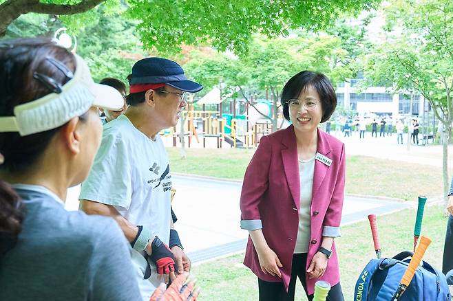 민선 8기 3주년인 1일 성내하니공원에서 주민들과 인사하는 이수희 구청장 [서울 강동구 제공. 재판매 및 DB 금지]
