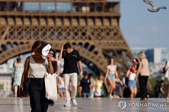더위에 햇볕 가리는 프랑스 파리의 관광객 [AFP=연합뉴스 자료사진. 재판매 및 DB 금지]