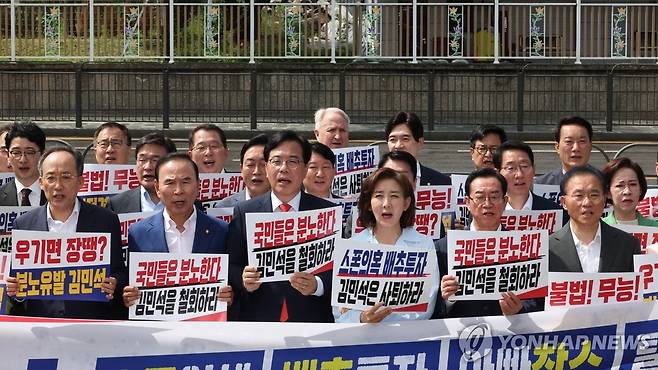 구호 외치는 국민의힘 (서울=연합뉴스) 이진욱 기자 = 국민의힘 송언석 당대표 권한대행 겸 원내대표 등 의원들이 1일 서울 용산 대통령실 앞에서 열린 현장 의원총회에서 김민석 국무총리 후보자 지명 철회를 요구하는 구호를 외치고 있다. 2025.7.1 cityboy@yna.co.kr