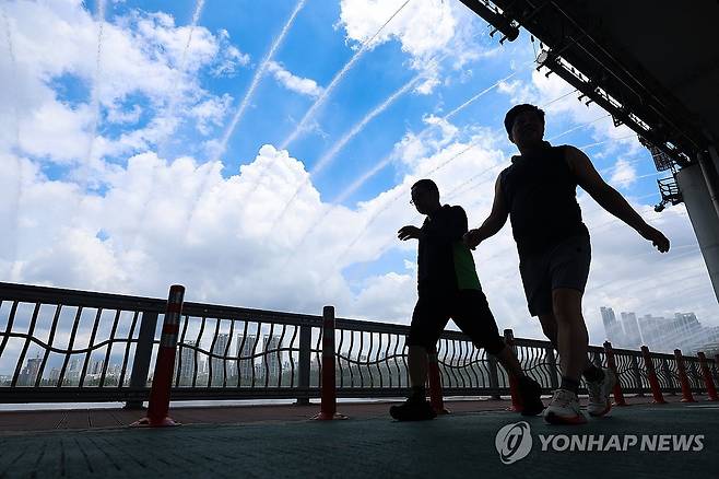 비 내린 뒤 찾아온 폭염 (서울=연합뉴스) 서대연 기자 = 비가 그친 뒤 서울 한낮 기온이 31도까지 치솟으며 더운 날씨를 보인 1일 서울 서초구 잠수교에서 시민들이 무지개분수 아래로 걷고 있다. 2025.7.1 dwise@yna.co.kr