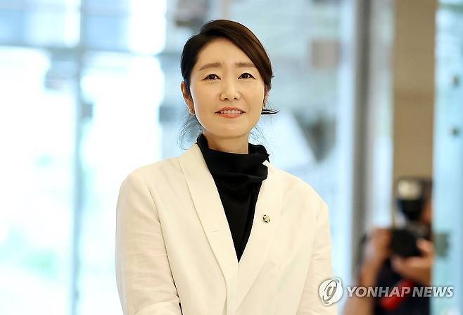 질문 답하는 강선우 장관 후보자 강선우 여성가족부 장관 후보자가 6월 26일 인사청문회 준비 사무실이 마련된 서울 이마빌딩에 도착, 취재진 질문에 답하고 있다. [연합뉴스 자료사진]