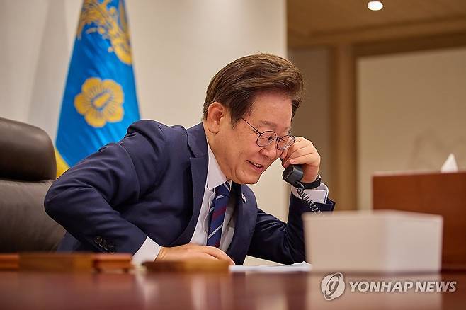 이재명 대통령, 뉴질랜드 총리와 전화 통화 (서울=연합뉴스) 이재명 대통령이 1일 서울 용산 대통령실 청사 집무실에서 크리스토퍼 럭슨 뉴질랜드 총리와 전화 통화를 하고 있다. 2025.7.1 [대통령실 제공. 재판매 및 DB 금지] photo@yna.co.kr