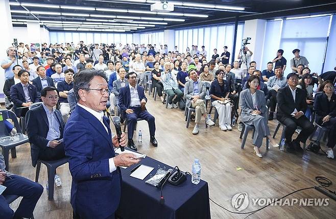 주민과 토론하는 강기정 광주시장 (광주=연합뉴스) 1일 광주 북구 비엔날전시관 거시기홀에서 열린 호남고속도로 확장사업 주민토론회에서 강기정 광주시장이 발언하고 있다. 2025.7.1 [광주시 제공. 재판매 및 DB 금지] in@yna.co.kr