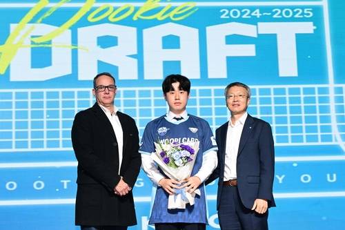 프로배구 신인 드래프트서 우리카드 지명받은 배해찬솔(중앙)  [한국배구연맹 제공. 재판매 및 DB 금지]