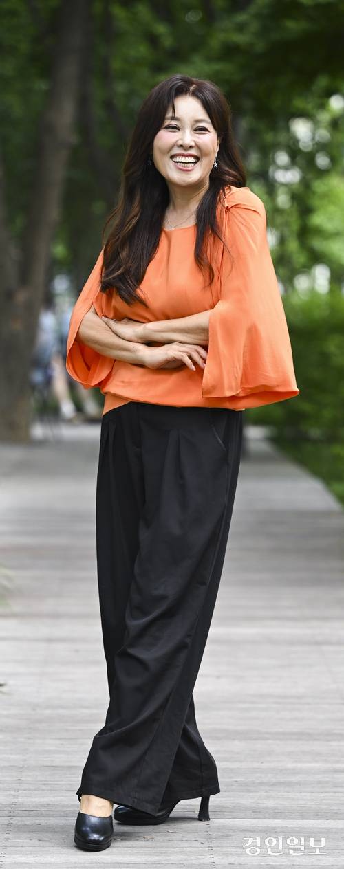 데뷔 30년차 베테랑 배우 홍지민이 오는 26일 뮤지컬 ‘맘마미아’에서 타냐 역으로 다시 돌아온다. 홍지민은 코로나19로 공연계가 어려워질 무렵 힘든 시기를 보냈으나 이내 여러 고비를 이겨내고 당당히 무대에 섰다. 홍지민은 “위기는 오히려 반전을 맞는 기회일 수 있다”고 말하며 당당히 웃어보였다. 2025.6.23 사진/이지훈기자 jhlee@kyeongin.com