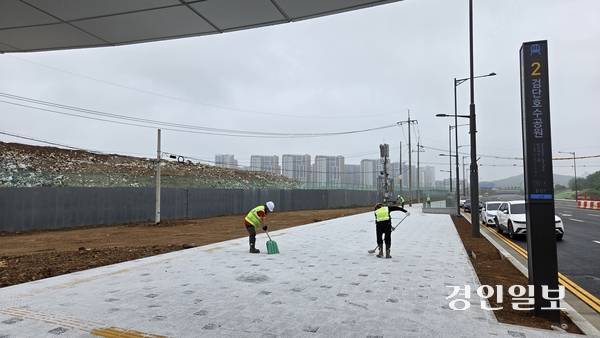 인천도시철도 1호선 신설 정거장 중 하나인 검단호수공원역 2번 출구에서 작업자들이 도로 정비를 하고 있다. 2025.6.28 /김희연기자 khy@kyeongin.com