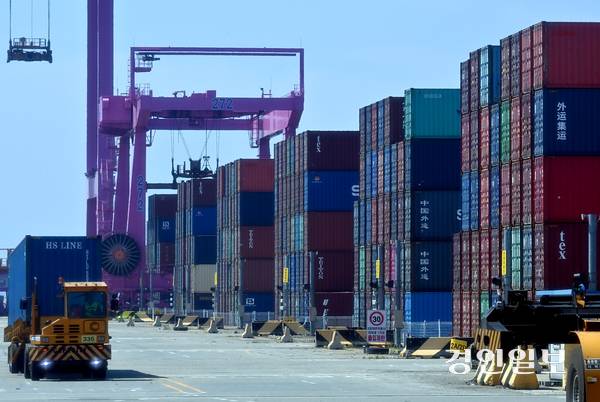 이재명 대통령 공약인 ‘해양수산부 부산 이전’이 가시화하고 있다. 그에 따른 인천항의 경쟁력 확보와 실리 있는 대응 전략이 요구되고 있다. 사진은 하역 작업을 진행 중인 인천 신항 컨테이너 터미널 전경. 2025.6.22 /김용국기자 yong@kyeongin.com
