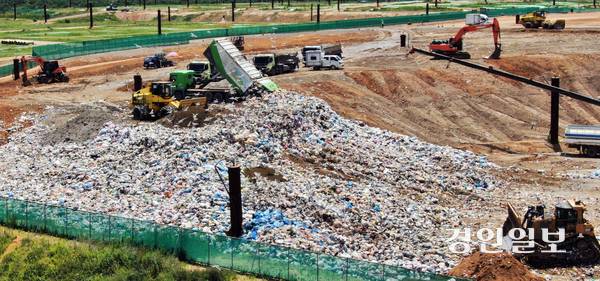 수도권 생활폐기물의 직매립 금지가 반 년 앞으로 다가왔지만, 경기도내 대부분의 지자체가 민간 폐기물 처리 업체에 의존하고 있는 실정이다. 사진은 인천시 수도권매립지에서 생활 쓰레기를 매립하는 모습. /경인일보DB
