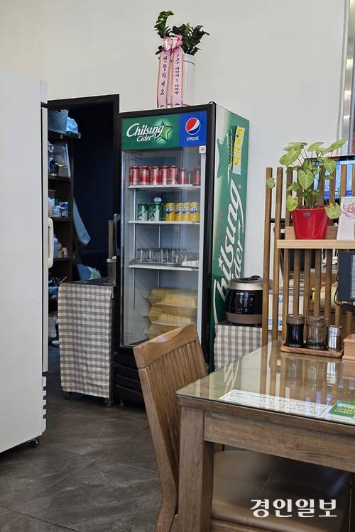 칠성반점이라 그런지 냉장고도 칠성으로 도배돼 있다. 사이다도 칠성만 쓴다. /황성규기자  homerun@kyeongin.com