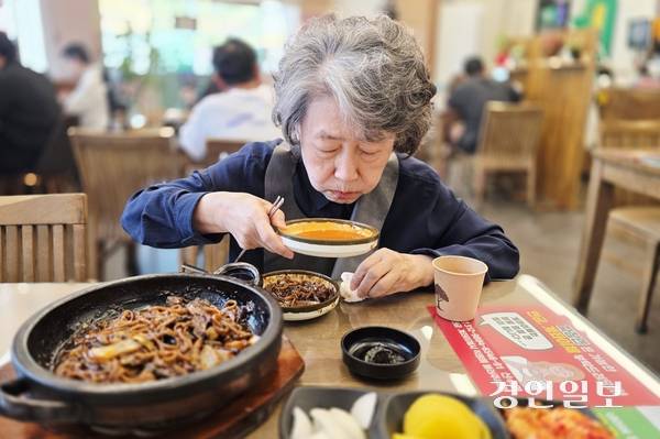 ‘짜장파’인 수원시민 백모(78)씨는 지금도 짬뽕은 서비스로 나오는 정도의 국물이면 충분하다고 생각한다. 이런 이들이 ‘짬뽕파’로 전향하는 그날까지 ‘웃기는 짬뽕’은 계속된다. /황성규기자 homerun@kyeongin.com