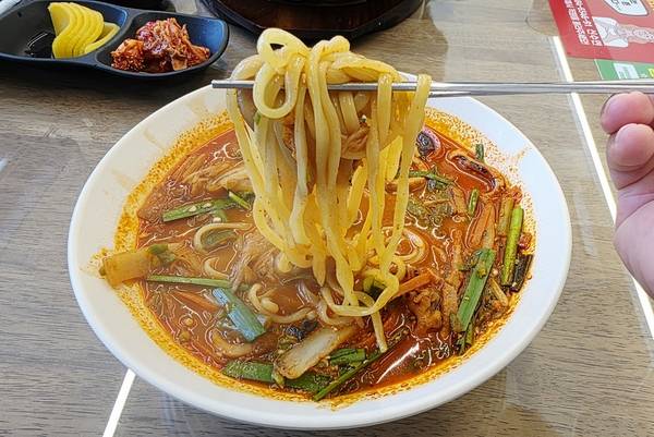 면은 장시간 숙성을 거쳐 부드럽고 쫄깃하다. /황성규기자  homerun@kyeongin.com