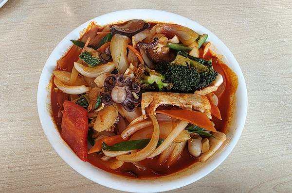 해산물과 채소가 수북이 쌓여 있는 삼선짬뽕 최상단에 주꾸미 한 마리가 자태를 뽐내고 있다. /황성규기자 homerun@kyeongin.com