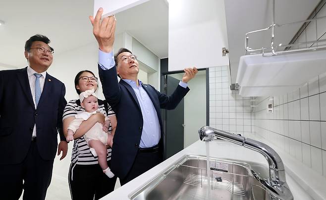 ▲ 2일 인천 미추홀구 숭의동 천원주택(매입임대주택) 입주 행사에 참석한 유정복(오른쪽) 인천시장과 주형환(왼쪽) 저출산고령사회위원회 부위원장이 입주자 가족과 함께 내부를 살펴보고 있다. /이재민 기자 leejm@incheonilbo.com