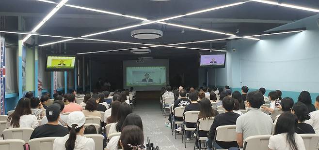 지난달 28일 진행된 인천 동구 영어 놀이학교 1기 수료식에서 김찬진 동구청장이 인사말을 하고 있다. 사진=동구청