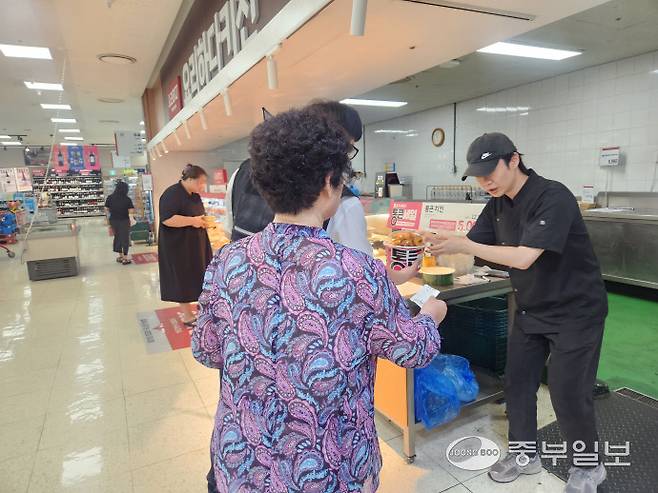 2일 오전 롯데마트 권선점. '오픈런'을 통해 대기표를 받은 한 손님이 '통큰 세일' 행사에서 판매되는 '통큰치킨' 제품을 수령하고 있다. 이보현 기자