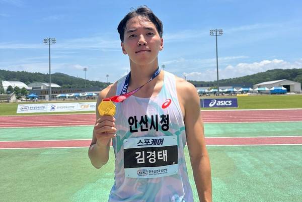 제1회 한국실업육상연맹회장배 전국실업육상경기대회 남자 일반부 110m 허들에서 정상에 오른 김경태(안산시청)가 금메달을 걸고 기념사진을 촬영하고 있다. 안산시청 제공