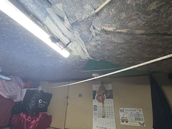 김모(여·84) 씨가 사는 쪽방 천장이 무너질 듯 내려앉아 있다. 사진=김세영 기자