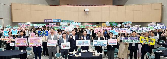 김영록 전남지사가 2일 오전 도청 왕인실에서 열린 공감과 소통을 위한 7월 정례조회에서 직원들과 민선 8기 3주년 성과를 축하하고 전남 미래 발전 도약을 기약하는 퍼포먼스를 펼치고 있다.<전남도 제공>