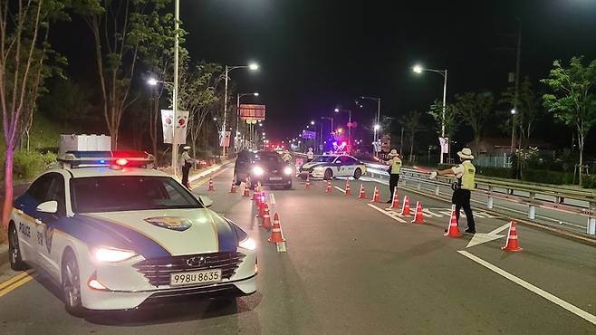 울산경찰이 S자형 음주단속을 벌이고 있는 모습. S자형 음주단속은 순찰차·안전경고등·라바콘 등으로 S자형 주행로를 만들어 운전자들이 S자 차로로 진입토록 유도한 뒤, 서행하는 차량 운전자와 접촉하지 않고 라바콘 충격·급정거·차선이탈 등 음주운전 의심 차량을 선별해 단속하는 방식이다. 울산경찰청 제공