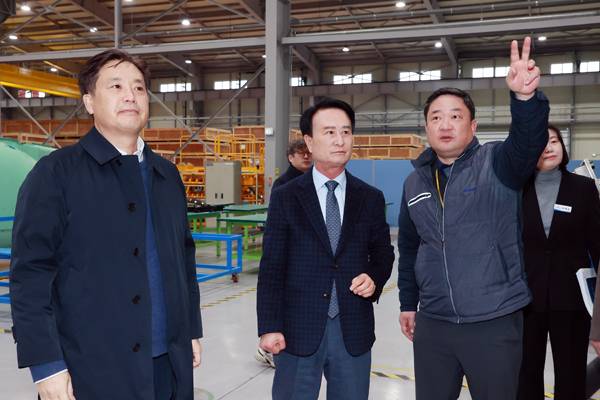 박동식(가운데) 사천시장이 지난 2월 항공부품 제조업체 '켄코아 에어로스페이스'를 방문해 기업 관계자의 목소리를 듣고 있다. / 사천시