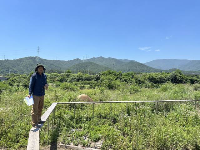 부산 기장군 정관읍 두명마을 밖_앝에서 열리고 있는 '공생물성'을 기획한 송성진 작가. 김은영 기자