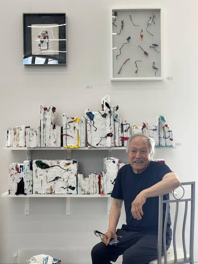 아트페어 전시 부스 벽면만 보면 김정명 작가 작업실을 그대로 옮긴 듯하다. 사진은 작업실에서 만난 김정명 작가. 김은영 기자