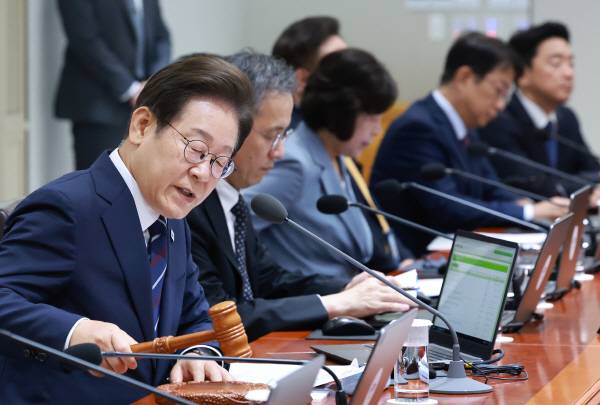 이재명 대통령이 1일 서울 용산 대통령실 청사에서 열린 국무회의에서 의사봉을 두드리며 개회 선언을 하고 있다.연합
