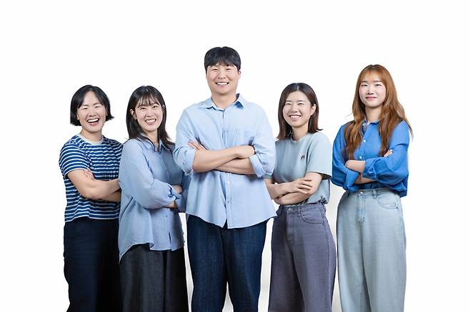 왼쪽부터 리더 예술인 이승희(미술·시각)과 참여 예술인 김이수(연극·연출), 성창제(연극·연기), 이보람(음악·타악), 김보라(문학·소설). <달서가족문화센터 제공>