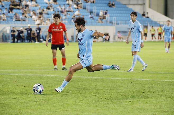 대구FC 세징야가 2일 걍원FC와의 코리아컵 8강전에서 골을 넣고 있다.<대구FC 제공>